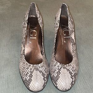 AGL Attilio Giusti Leombruni snakeprint heels 38.5